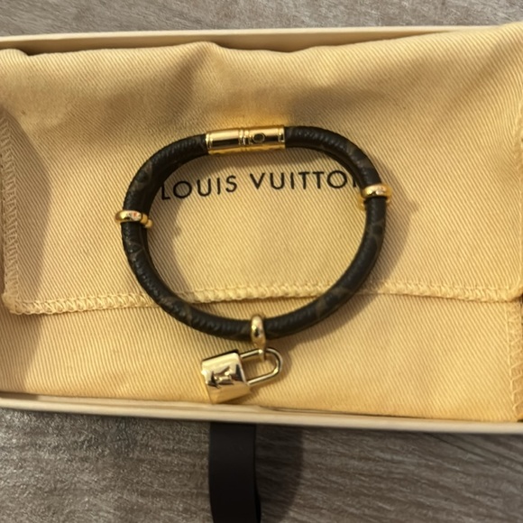 Authentic Louis Vuitton “KEEP IT TWICE BRACLET”!  Like-New Excellent Condition! - Picture 6 of 6